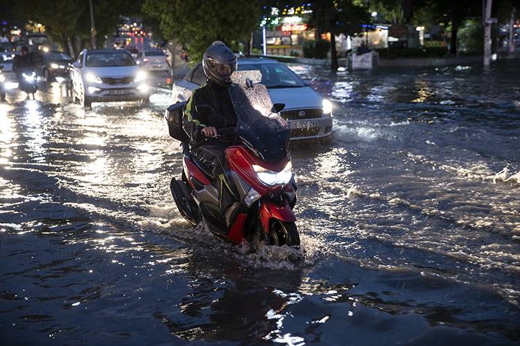 Başkentte yolları su bastı! Araçlar mahsur kaldı 3